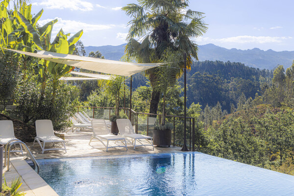 Heerlijk ontspannen aan het zwembad en neem een verfrissende duik