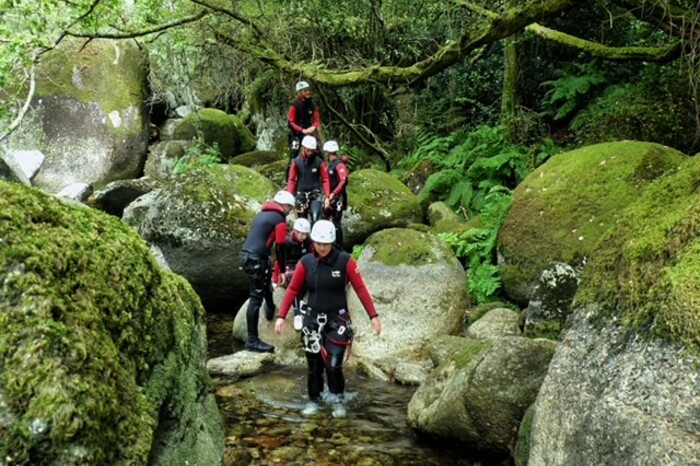 Ontdek de Adrenaline: Maak een canyoningtocht tijdens je verblijf