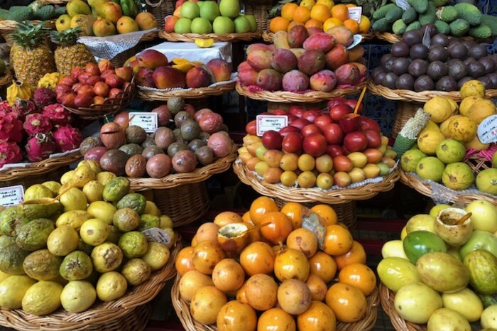 Ontdek de Smaakexplosie van 7 Exotische Fruitsoorten uit het Zonnige Portugal